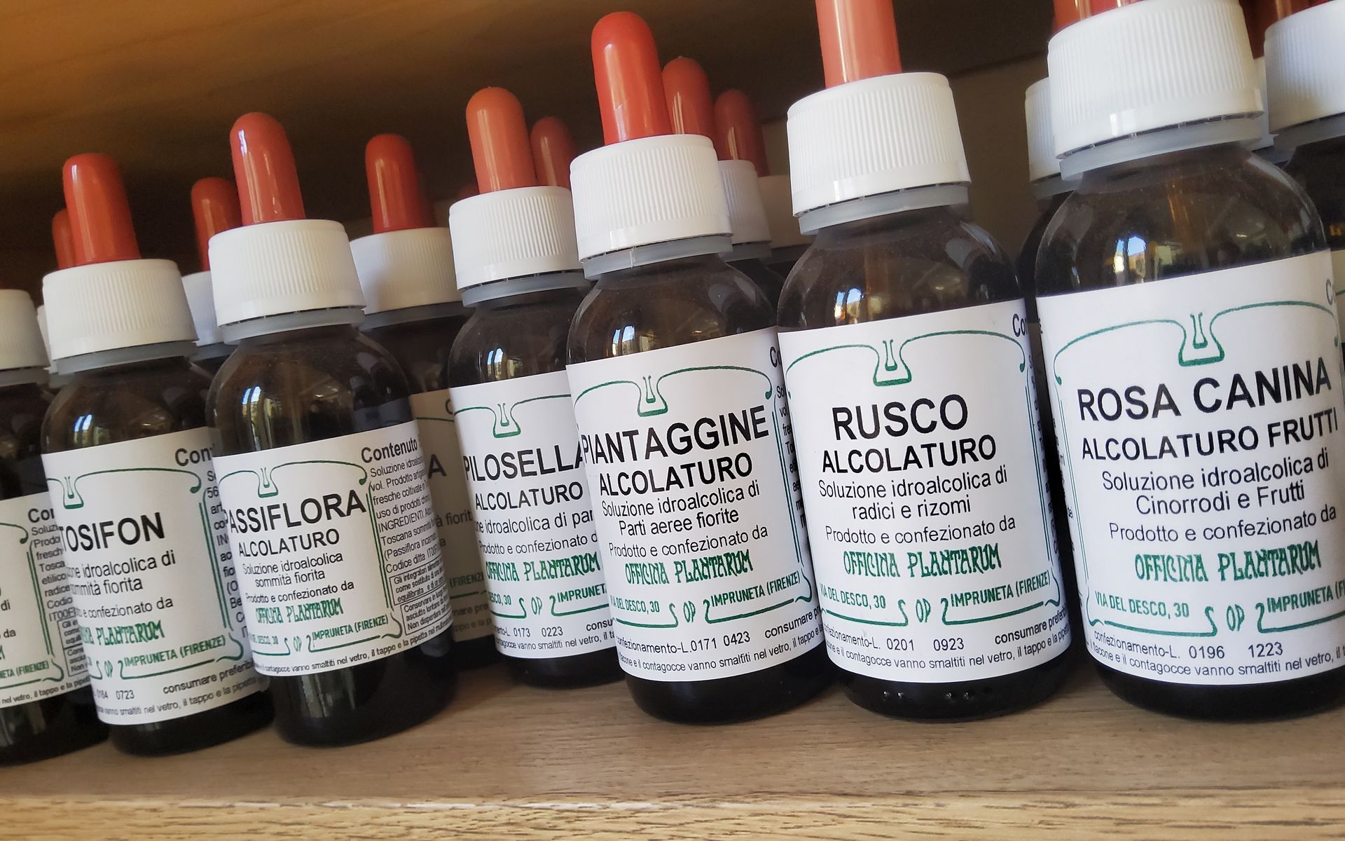 Diverse bottiglie di prodotti a lunga conservazione sono allineate su uno scaffale