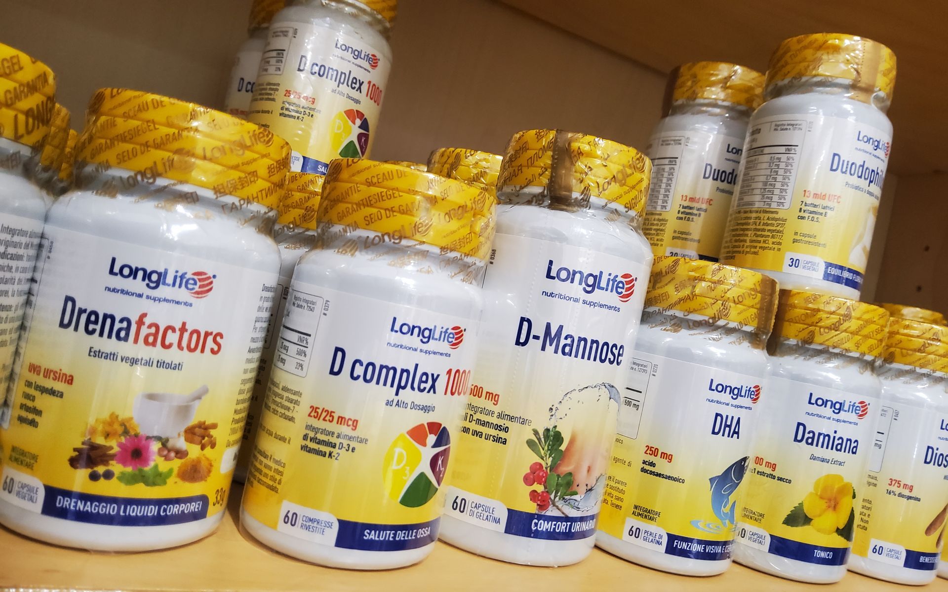 Diverse bottiglie di fattori drena a lunga durata sono allineate su uno scaffale