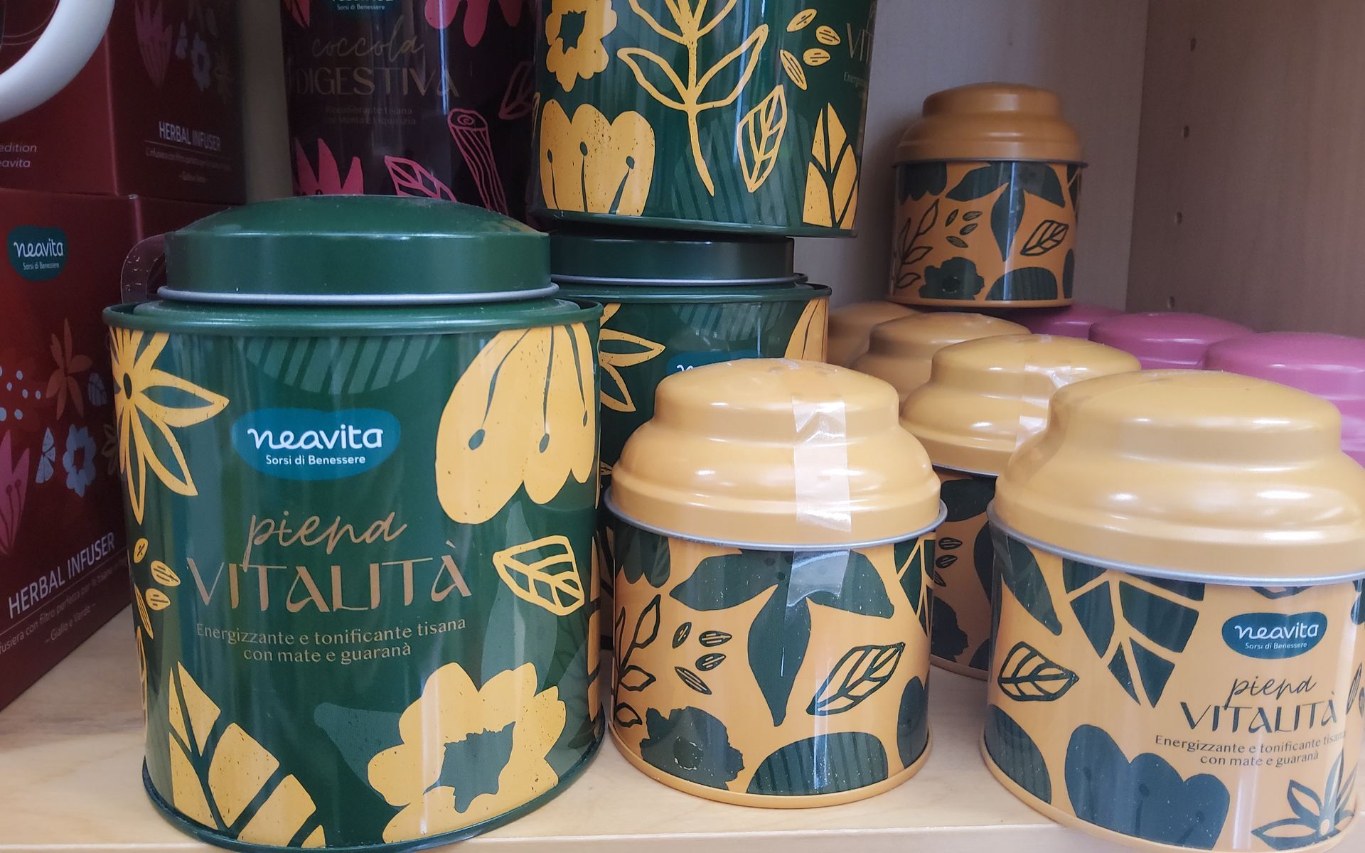 Uno scaffale con un sacco di lattine di tè sopra