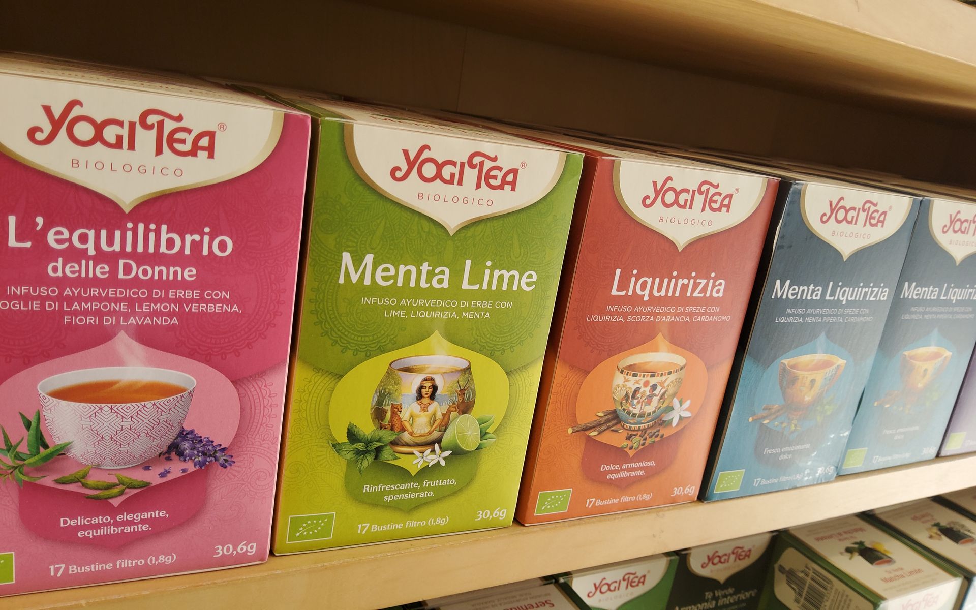 Scatole di tè yogi sono allineate su uno scaffale