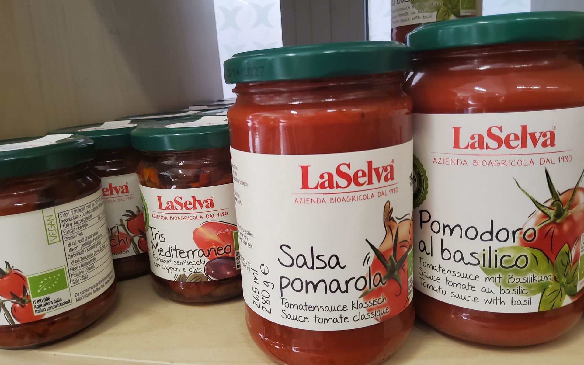 Diversi barattoli di salsa la selva sono allineati su un tavolo