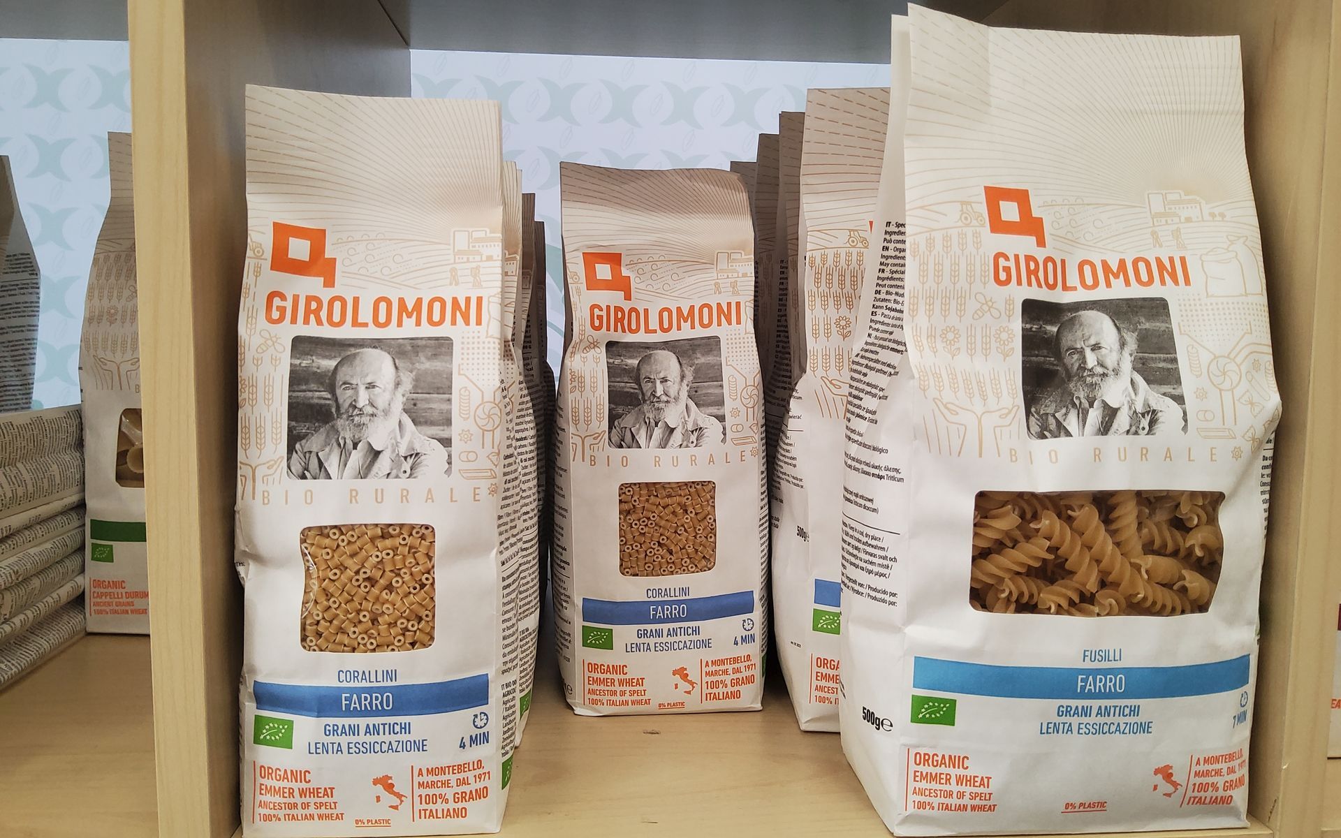 Uno scaffale pieno di sacchetti di pasta girolomoni