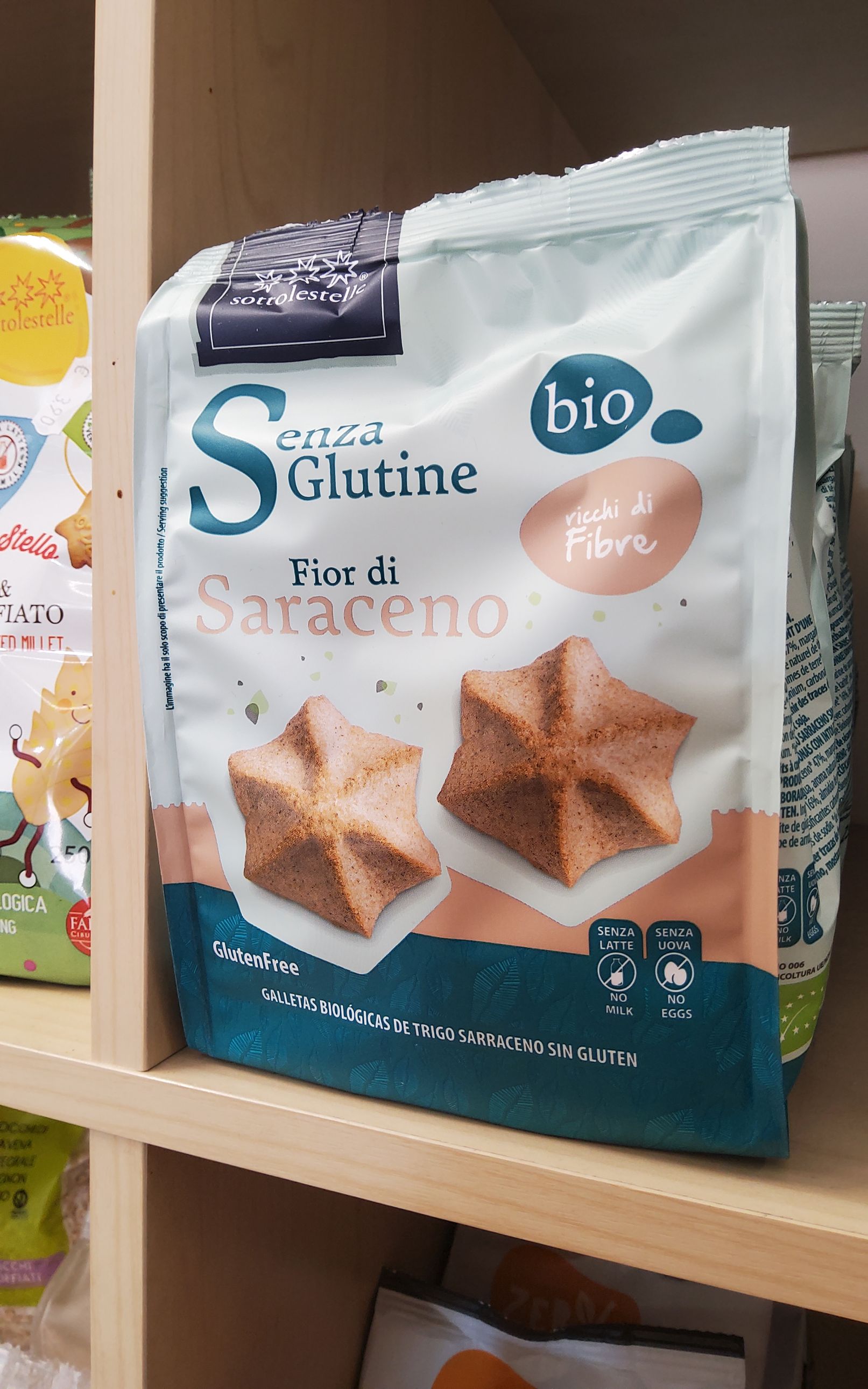 Un sacchetto di biscotti senza glutine è appoggiato su uno scaffale di legno.