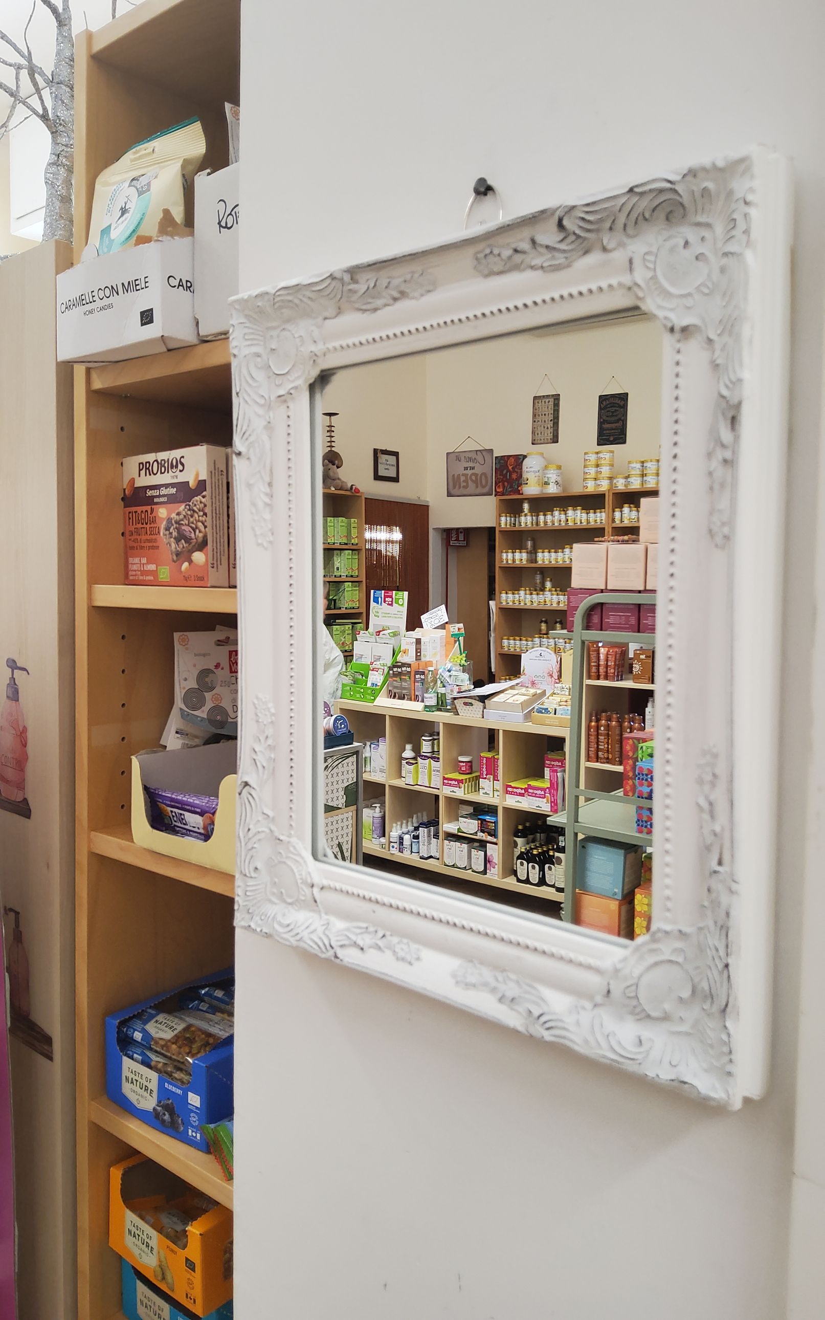 Uno specchio bianco è appeso alla parete di un negozio.