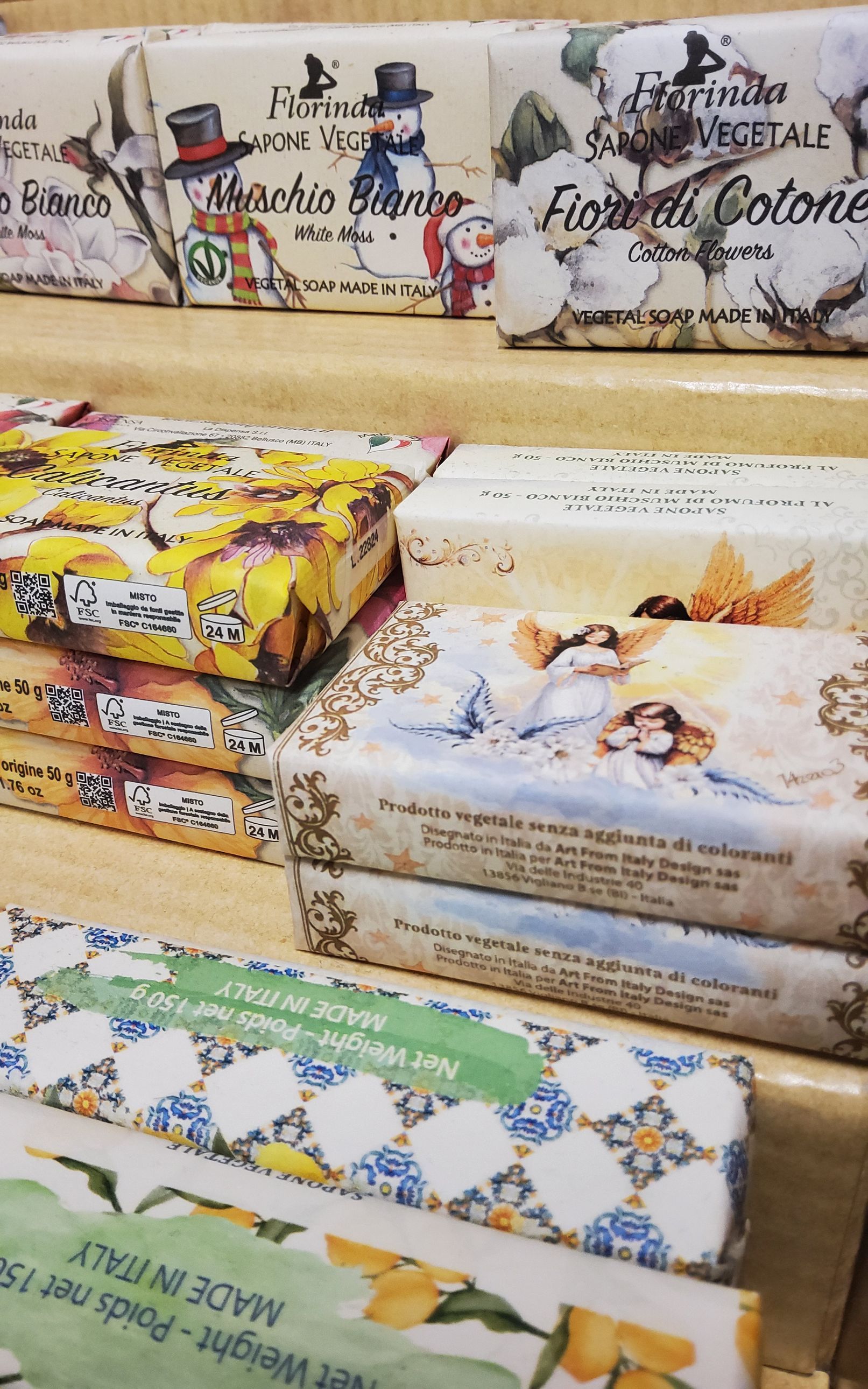 Una varietà di saponi sono impilati l'uno sull'altro su uno scaffale.