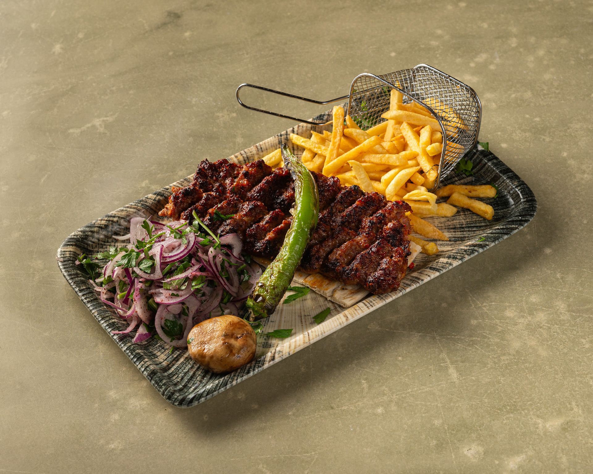 Adana Kebab – Würziger Hackfleischspieß nach Adana-Art.