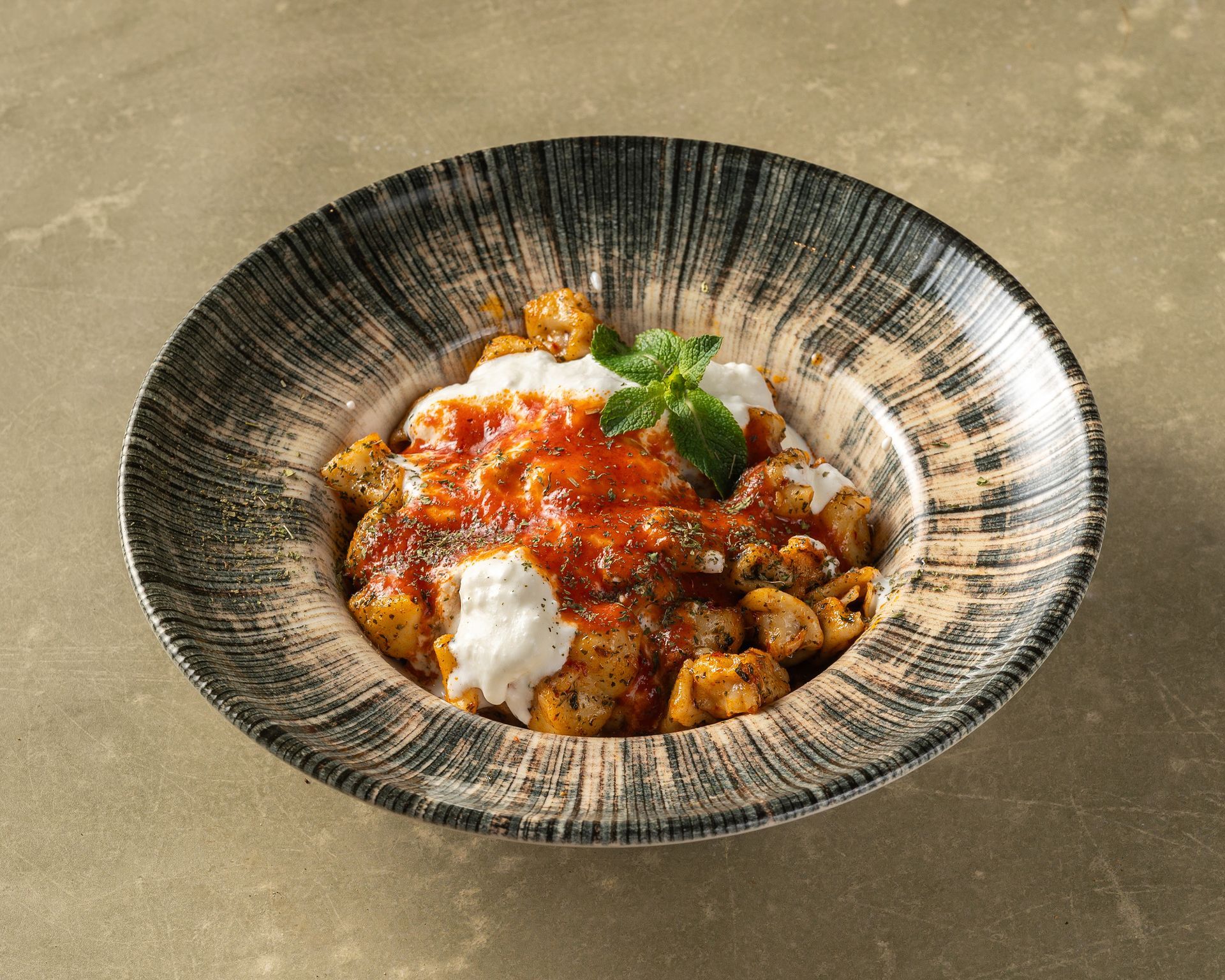 Manti – Türkische Teigtaschen mit Hackfleischfüllung und Joghurtsoße.