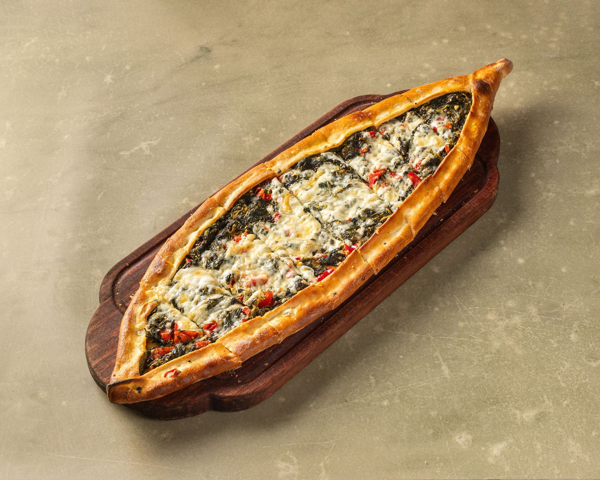 Peynirli Ispanakli Pide – Pide mit Käse und Spinat, frisch gebacken.