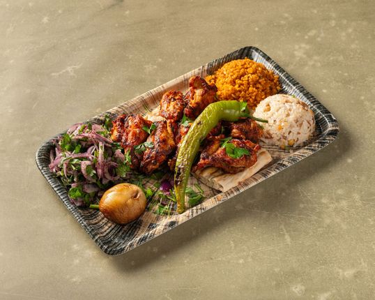 Tavuk Kanat – Hähnchenflügel vom Grill, würzig mariniert.