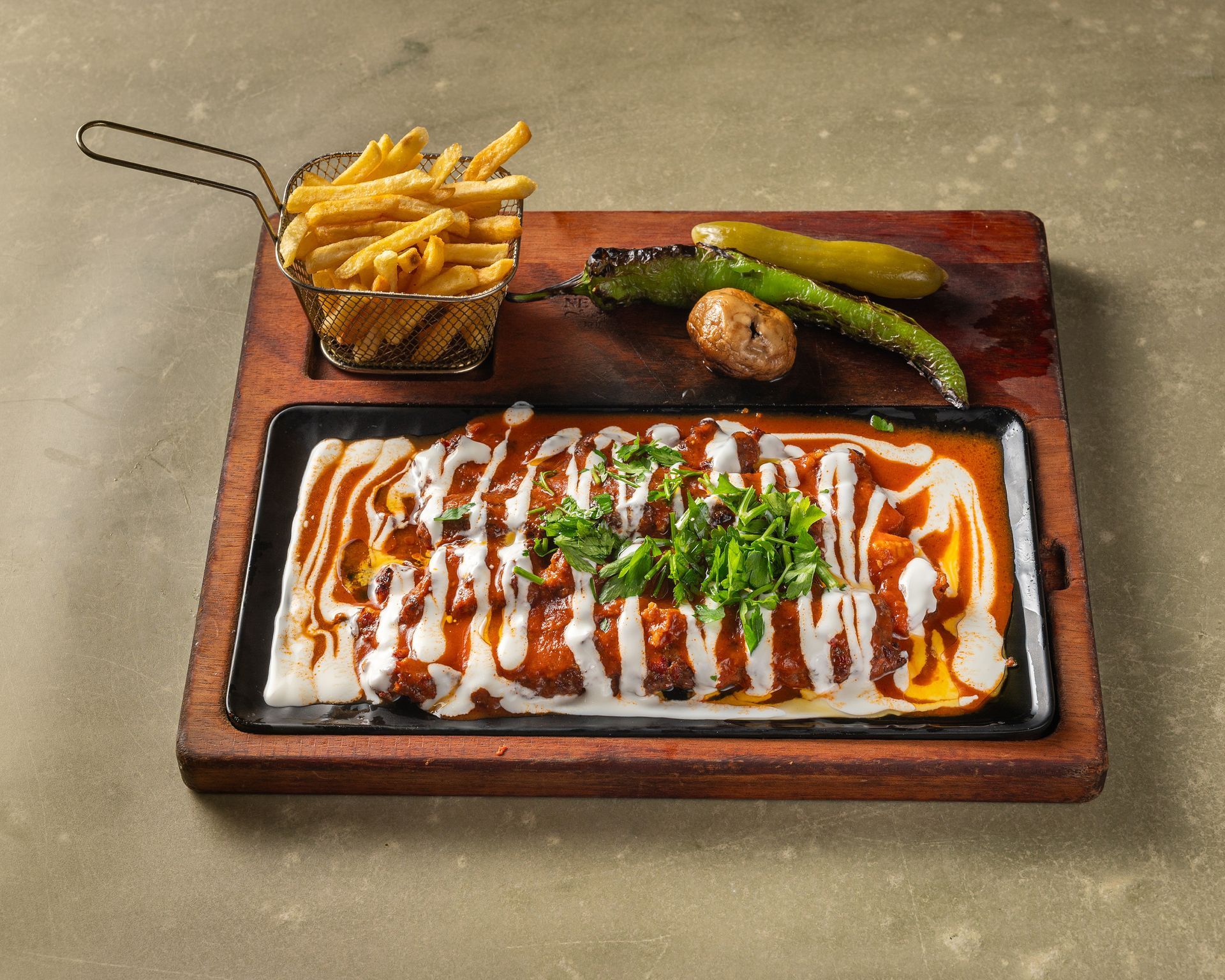 Yoğurtlu Adana Kebab – Würziger Adana-Kebab auf Joghurtsoße.