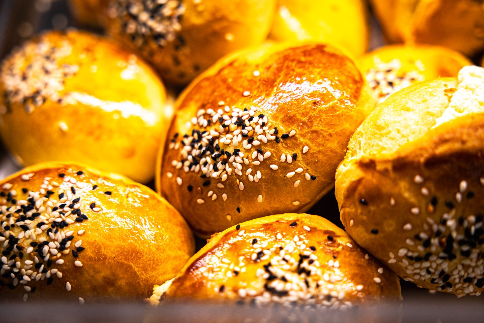 Yoğurtlu Adana Kebab – Würziger Adana-Kebab auf Joghurtsoße.
