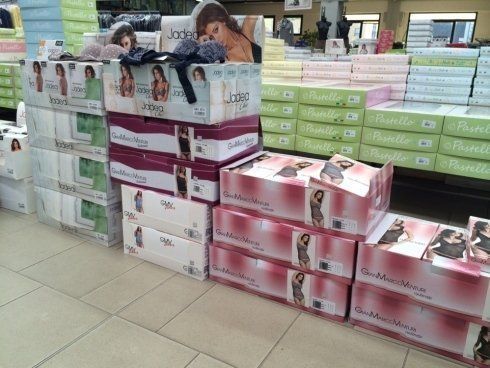 Scatole di lingerie impilate in esposizione in un negozio al dettaglio.