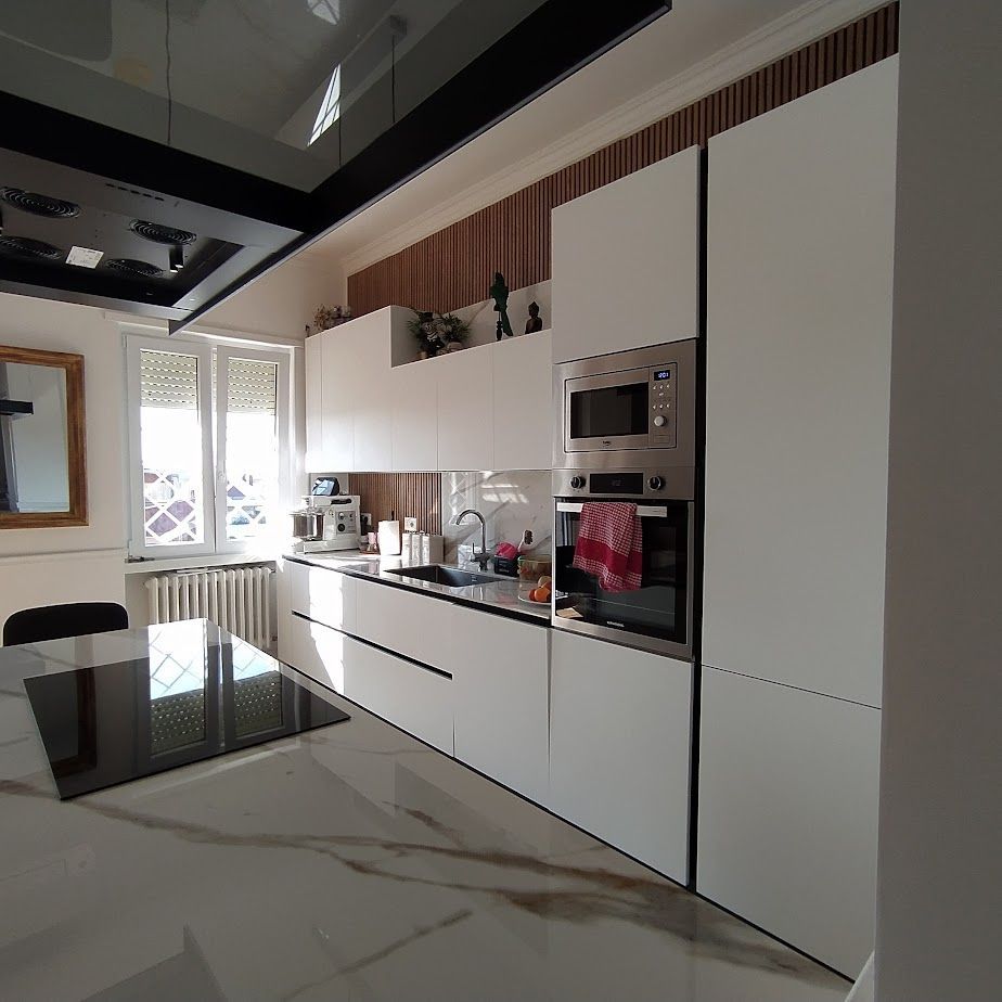 Vista cucina con rivestimenti in marmo – ristrutturazione completa a Roma