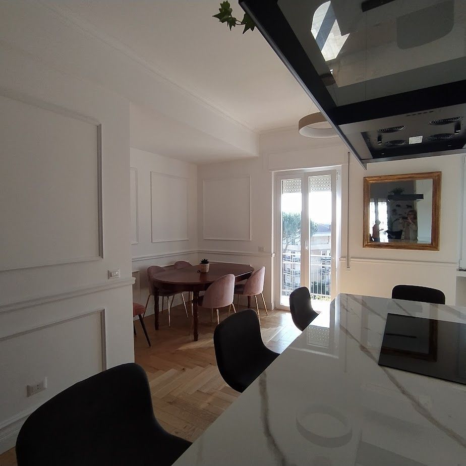 Boiserie bianca su pareti del soggiorno ristrutturato – progetto Gruppo Menichini