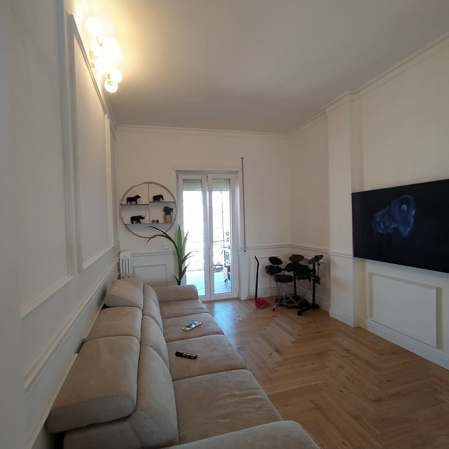 Boiserie e finiture di lusso su parete soggiorno – dettaglio