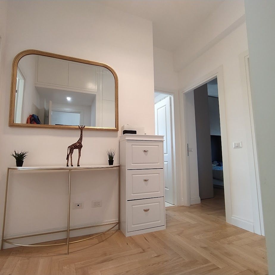 Camera da letto ristrutturata con luce naturale e parquet chiaro