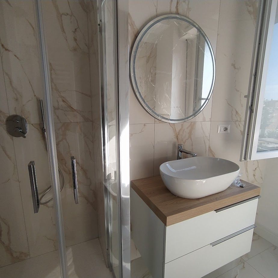 Doccia in marmo con nicchia portaoggetti – progetto a Roma Tuscolana