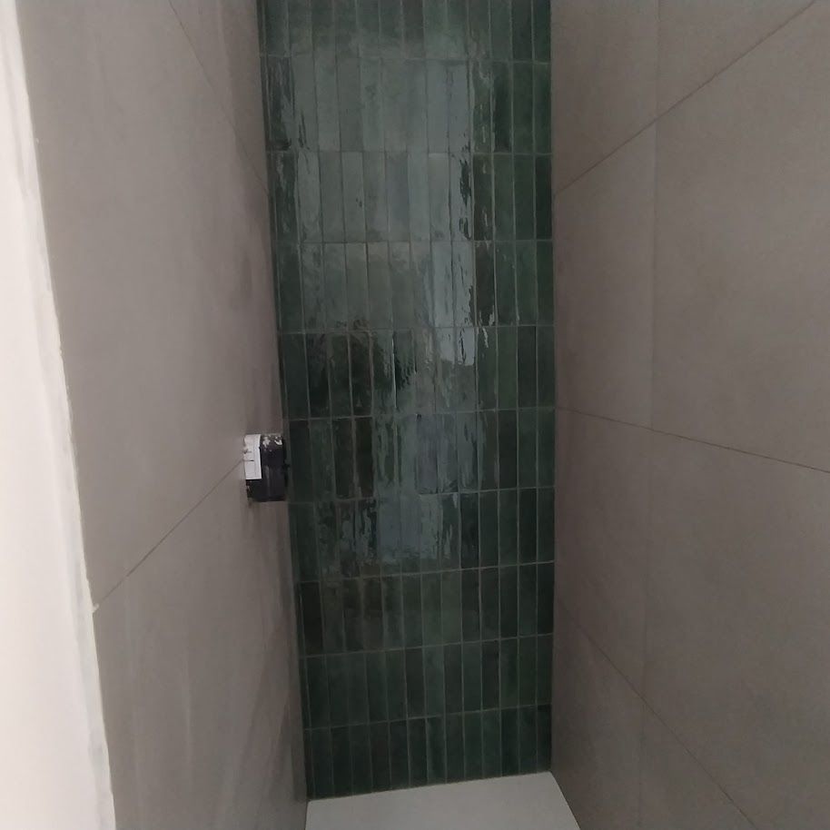 Rivestimenti bagno gres porcellanato design moderno