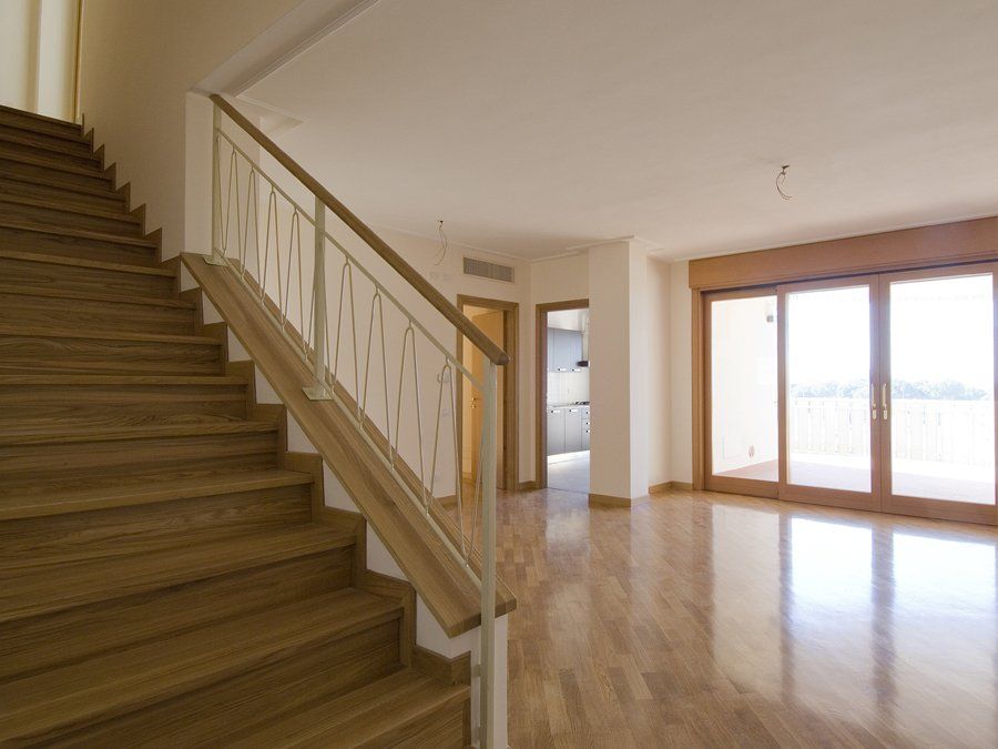 Esempio di soggiorno completamente ristrutturato a Roma: abbattimento tramezzi, nuova pavimentazione, illuminazione a LED e finiture moderne per creare un ambiente luminoso e funzionale