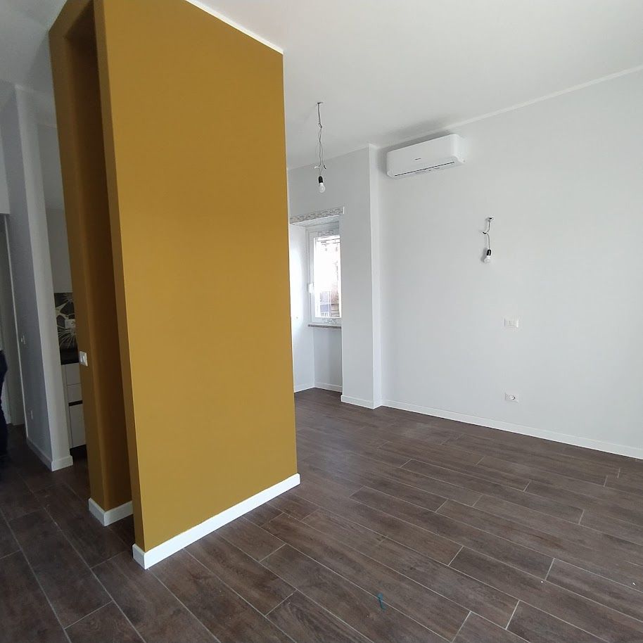 Dettaglio colonna centrale rivestita design moderno