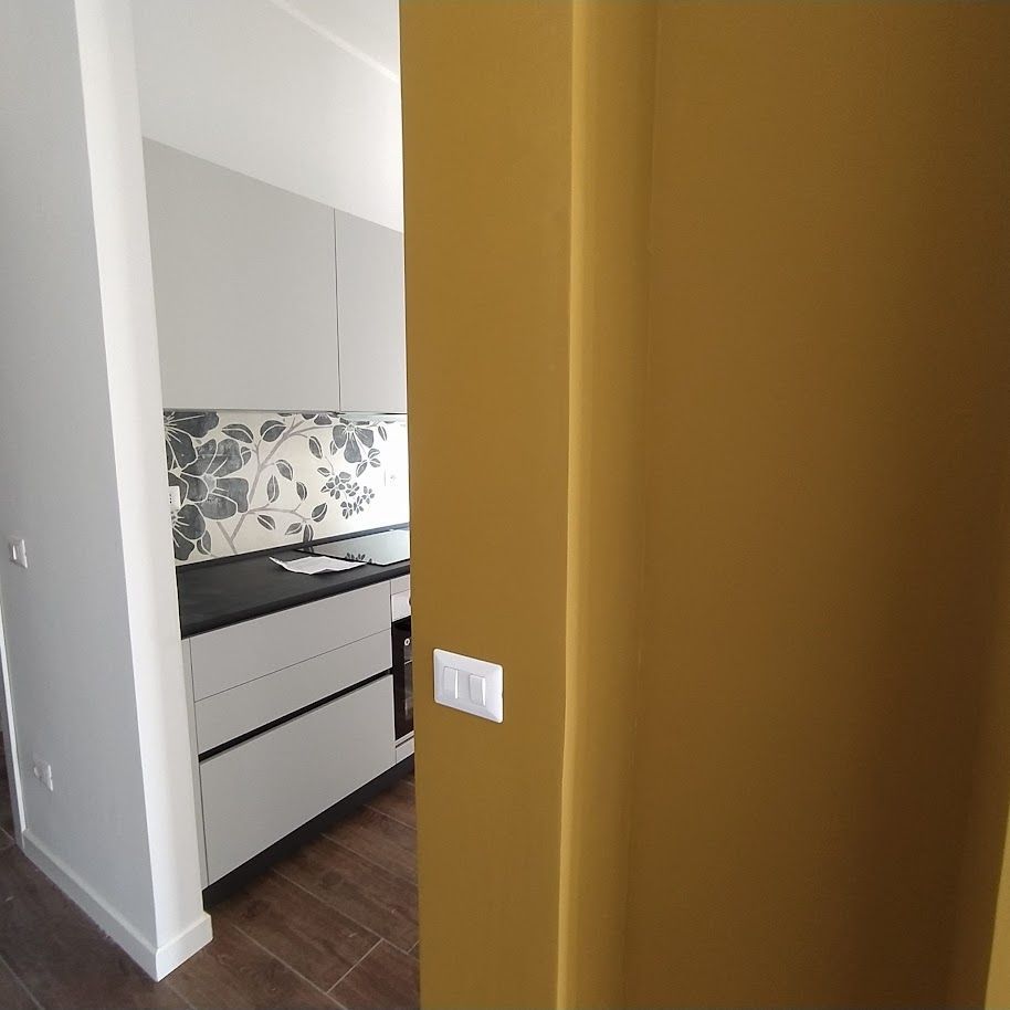 Dettaglio pavimento effetto legno ristrutturazione appartamento