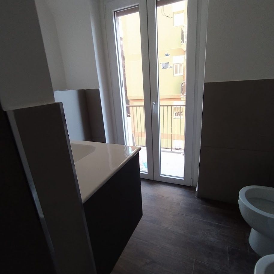 Bagno ristrutturato con rivestimenti in gres porcellanato