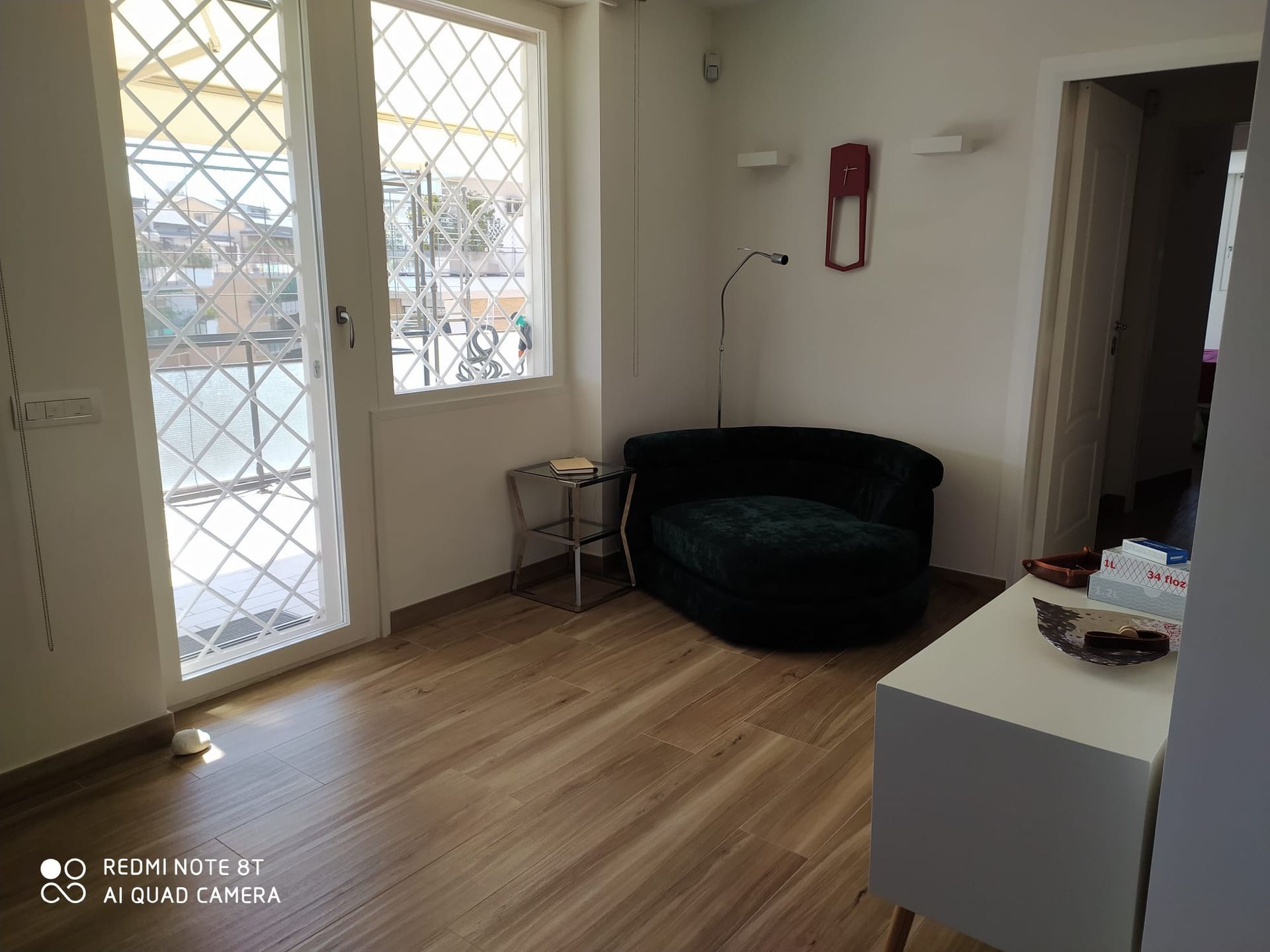 Soggiorno ristrutturato a Roma Vigna Clara con parete attrezzata su misura