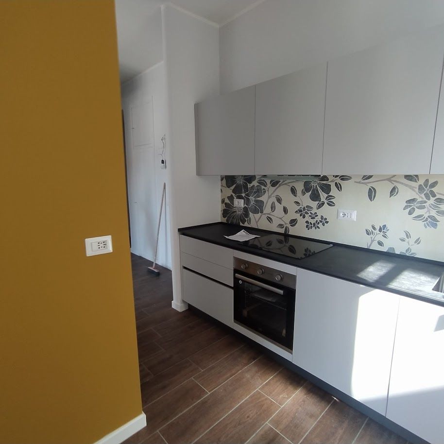 Cucina open space con fascia paraschizzi in gres