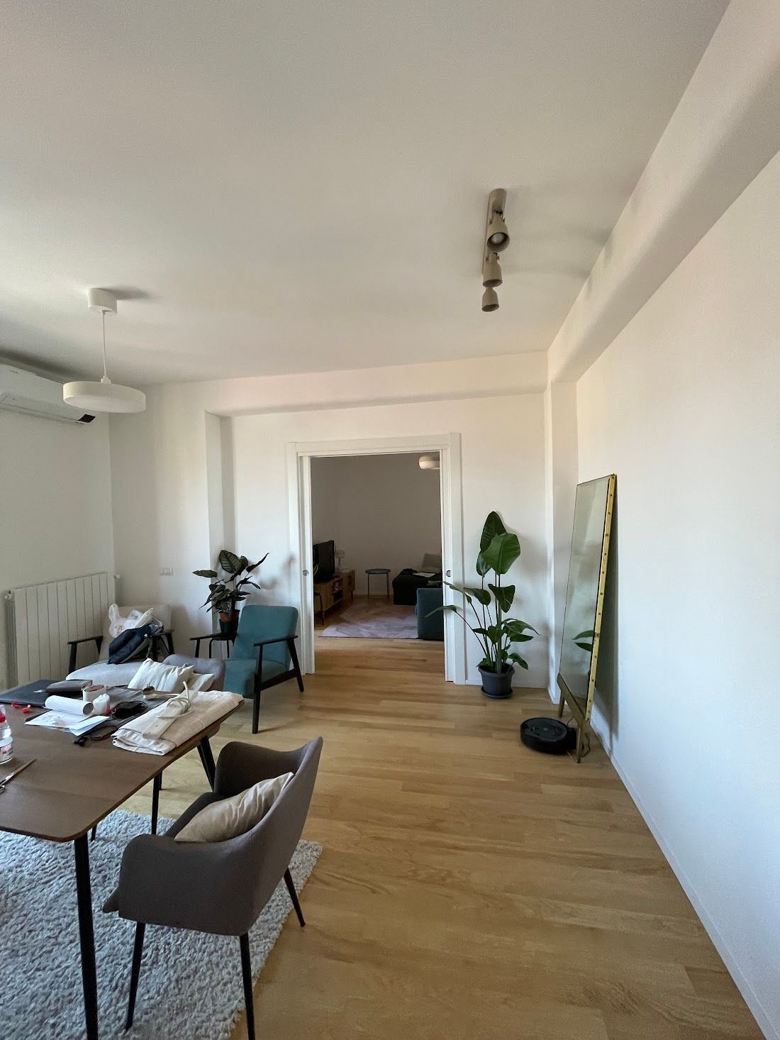 Camera da letto con finiture eleganti e spazio ottimizzato, che combina comfort e stile