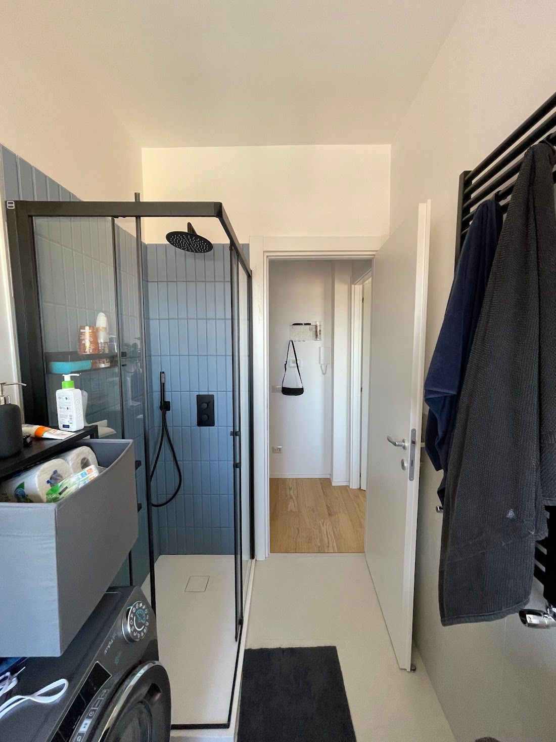 Bagno ristrutturato con design minimalista, piastrelle moderne e sanitari di alta qualità.