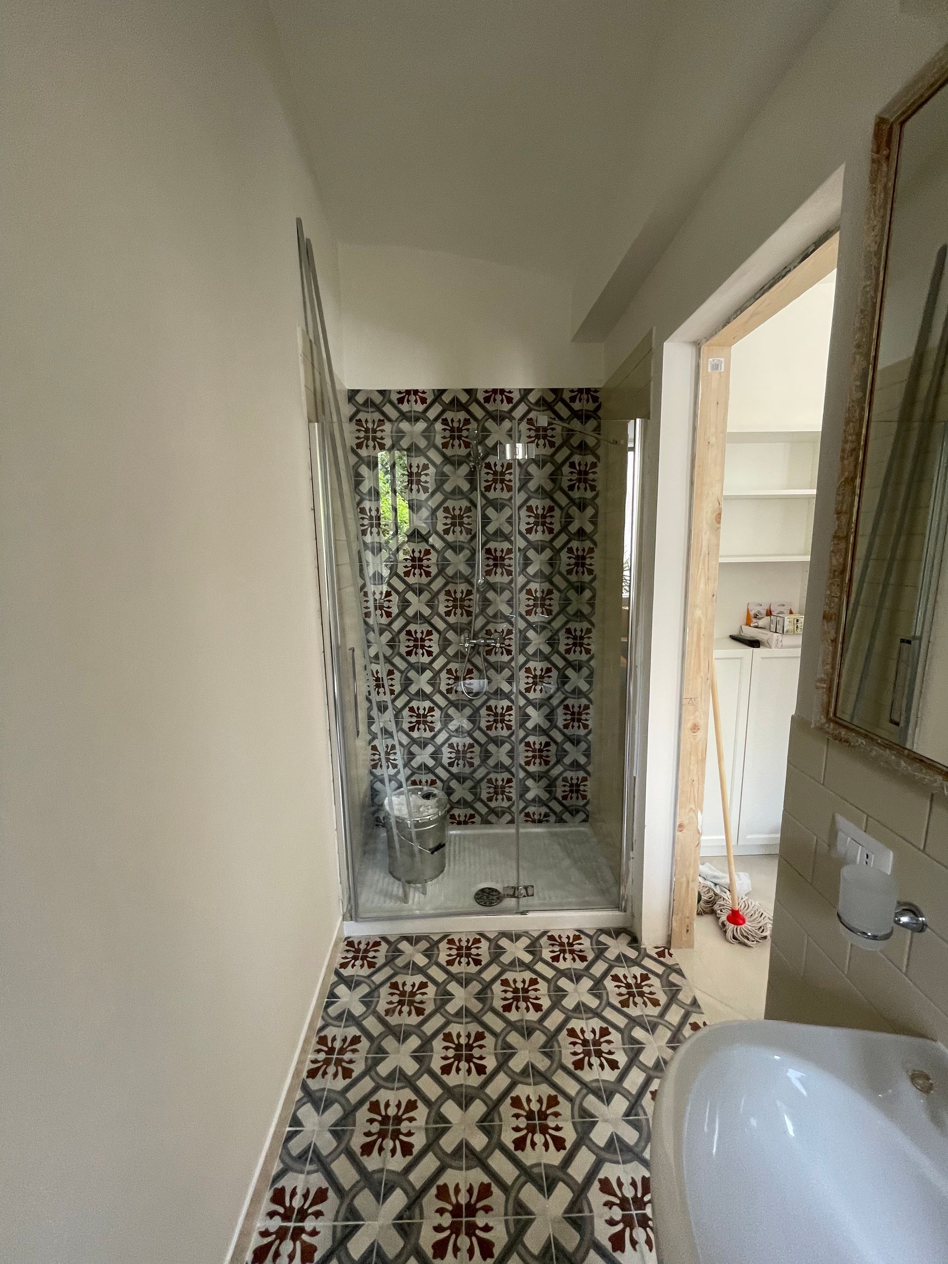 Bagno ristrutturato con finiture moderne, caratterizzato da un mix di stile e comfort, che si integra perfettamente con l'architettura storica.