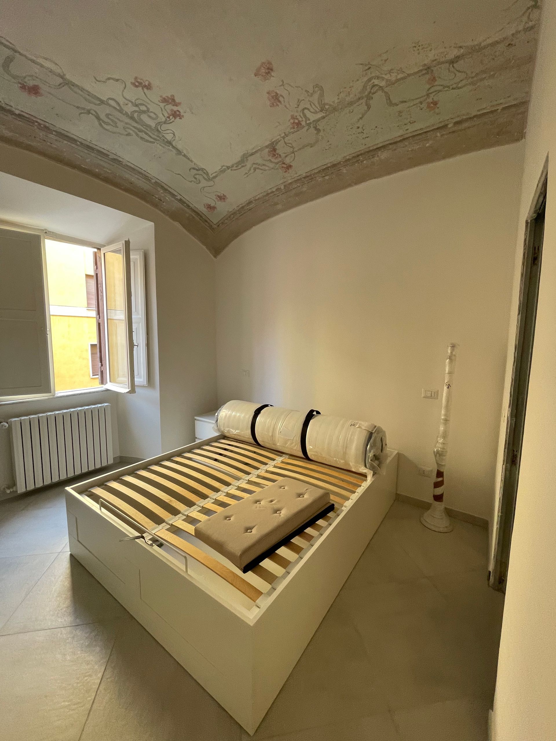 Camere da letto rinnovate, con un design che unisce comfort contemporaneo e dettagli storici per un ambiente raffinato.