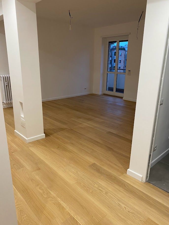 Soggiorno ristrutturato a Roma Marconi con pavimento in parquet rovere