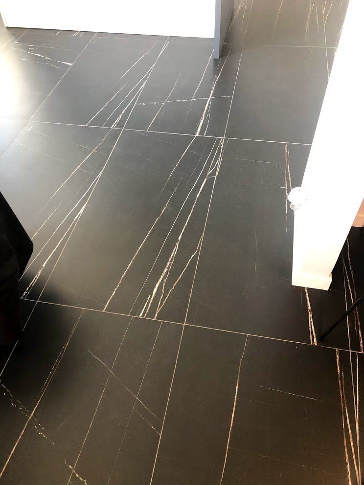 Finiture eleganti nel pavimento utilizzato nella ristrutturazione di un bagno a Roma utilizzate da Gruppo Menichini