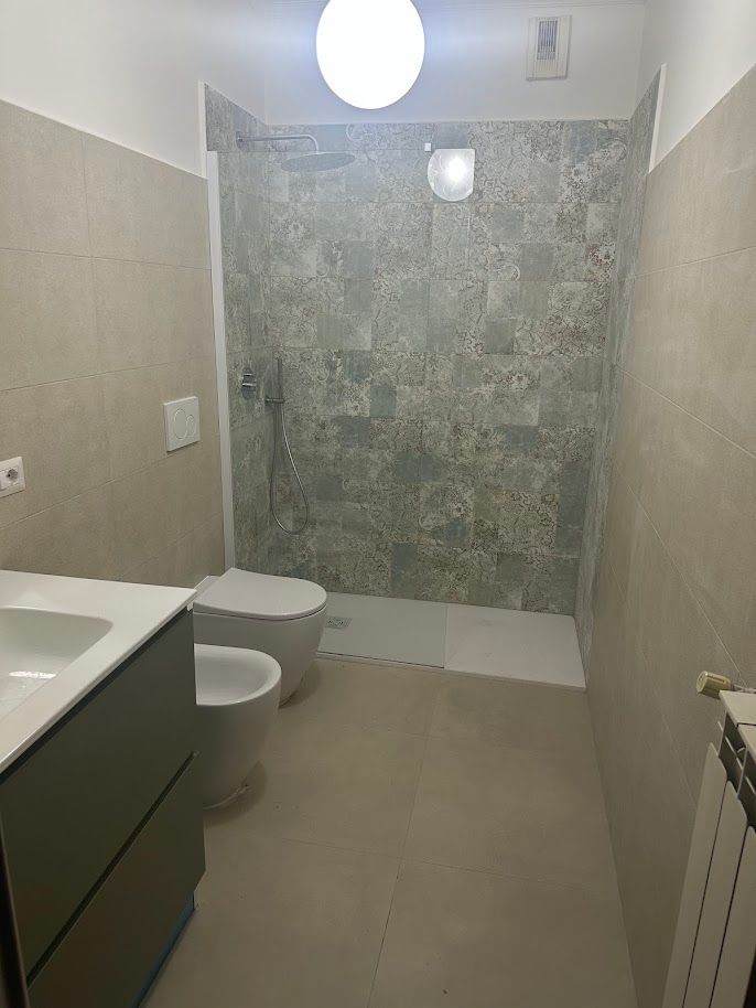Ristrutturazione bagno a Roma Tiburtina con doccia moderna e nuovi sanitari