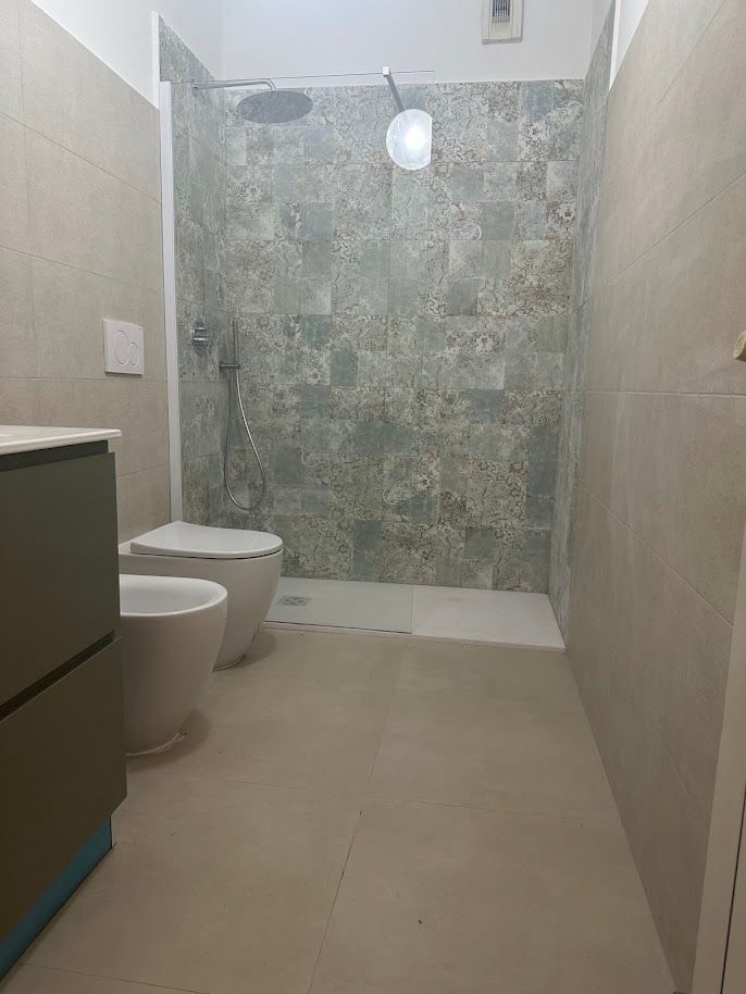 Bagno moderno ristrutturato con mobile lavabo e doccia walk-in a Roma