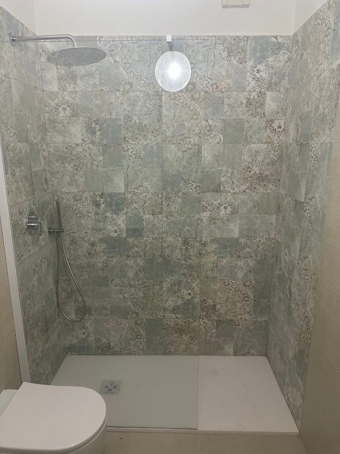 Ristrutturazione completa di bagno cieco con rivestimenti dalle linee moderne