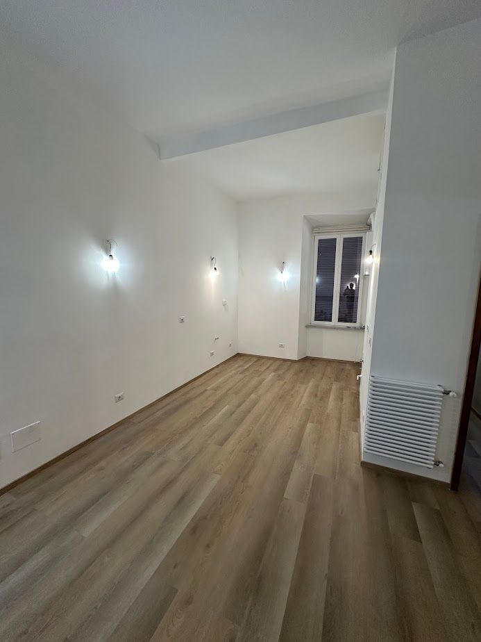 Ristrutturazione appartamento zona Colosseo Roma – ingresso con pavimento SPC effetto legno