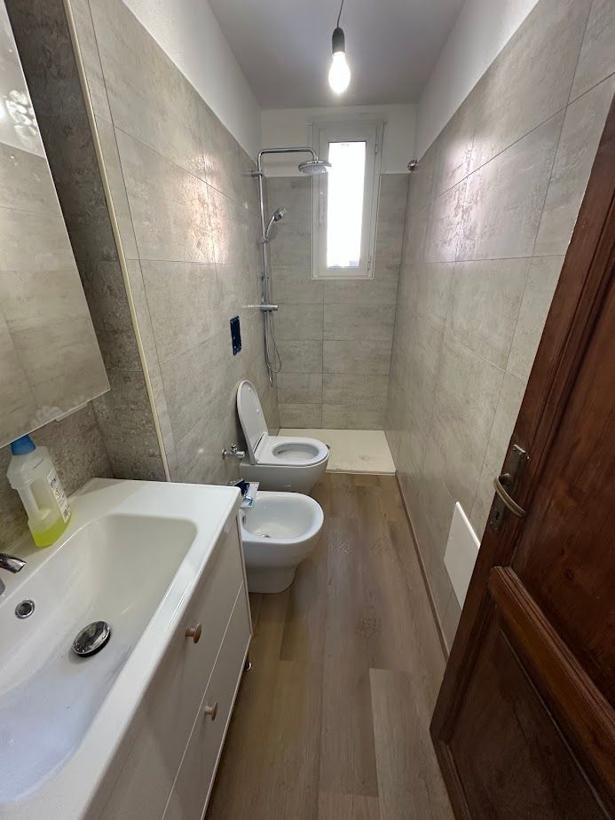 Bagno ristrutturato con rivestimenti moderni – Colosseo Roma
