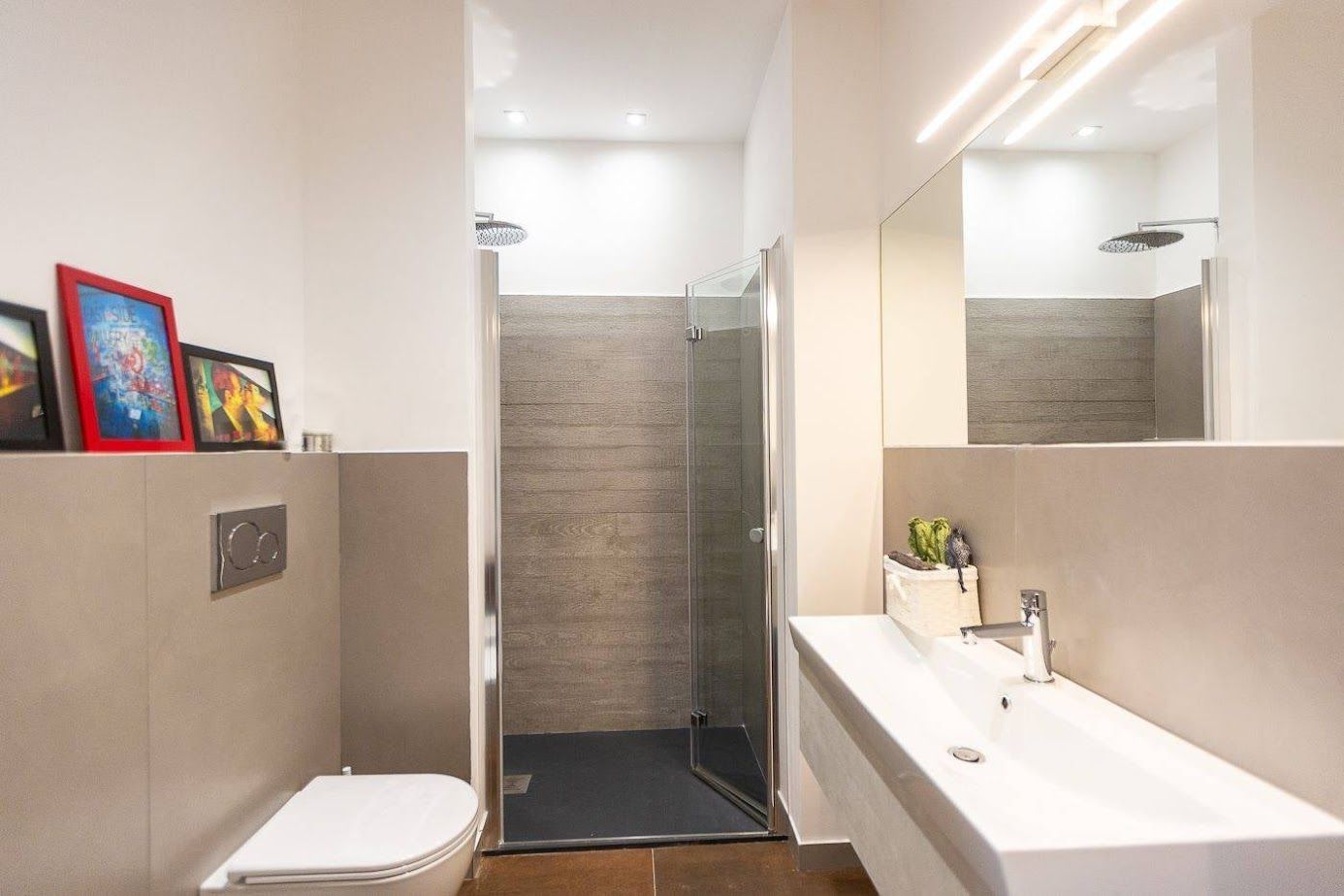 Bagno con doccia walk-in e rivestimenti in gres – Parioli Roma