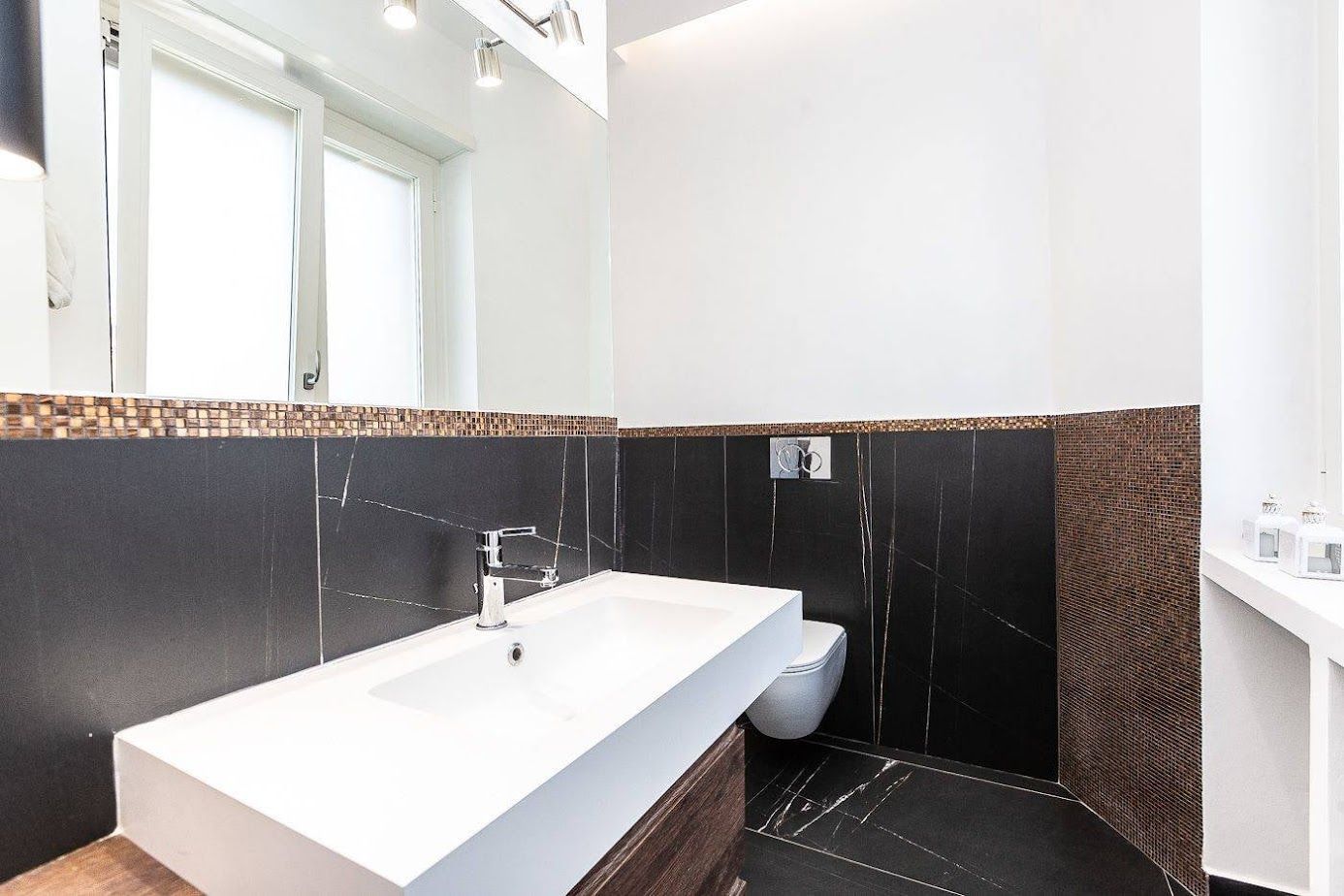 Bagno moderno con rivestimenti eleganti – ristrutturazione Parioli