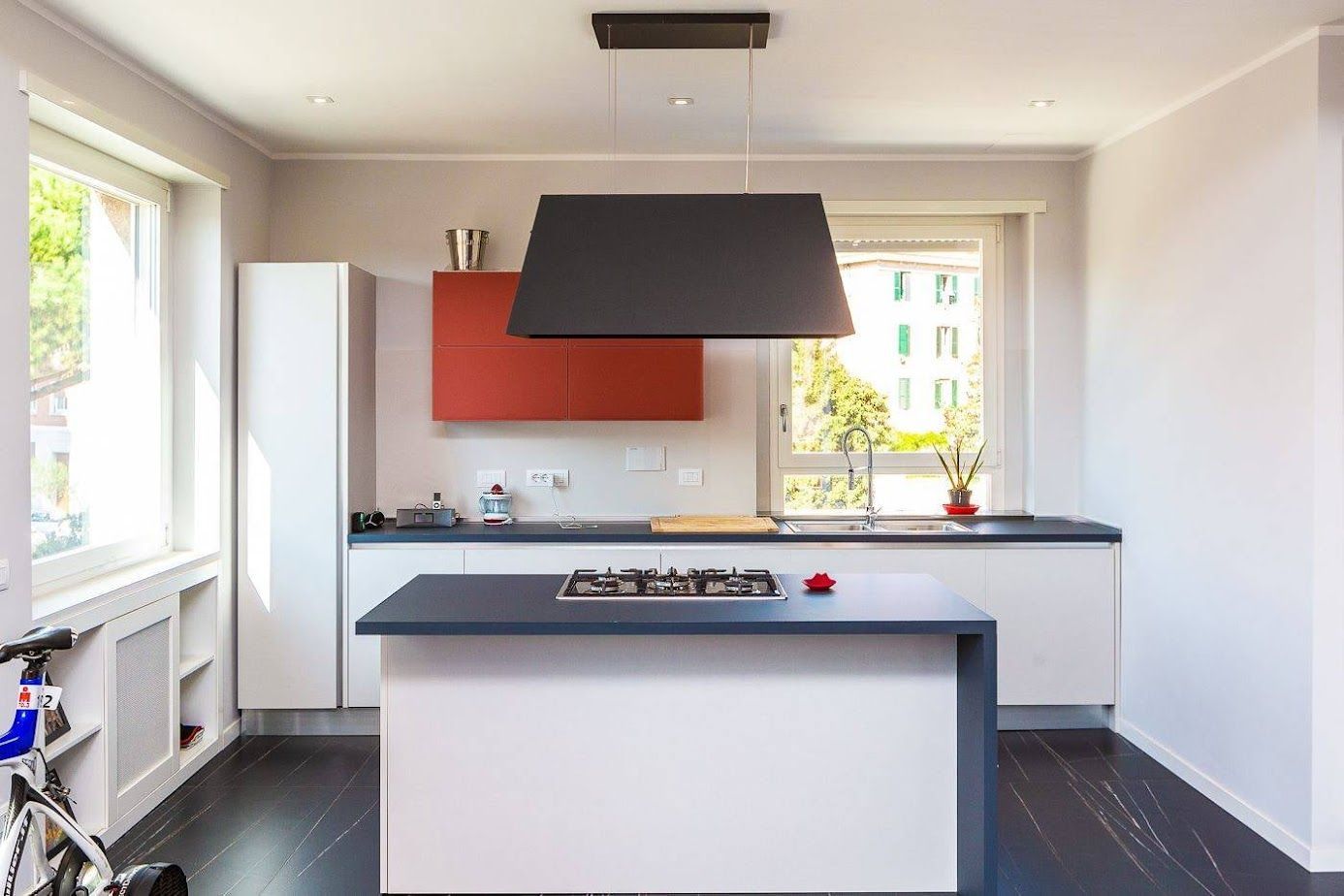 Vista complessiva zona giorno con cucina e soggiorno – ristrutturazione Parioli