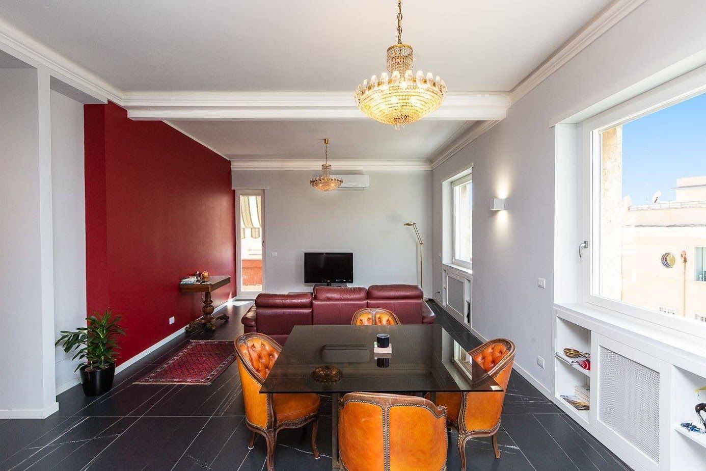 Pareti bianche con cornici in gesso restaurate – appartamento Roma Parioli