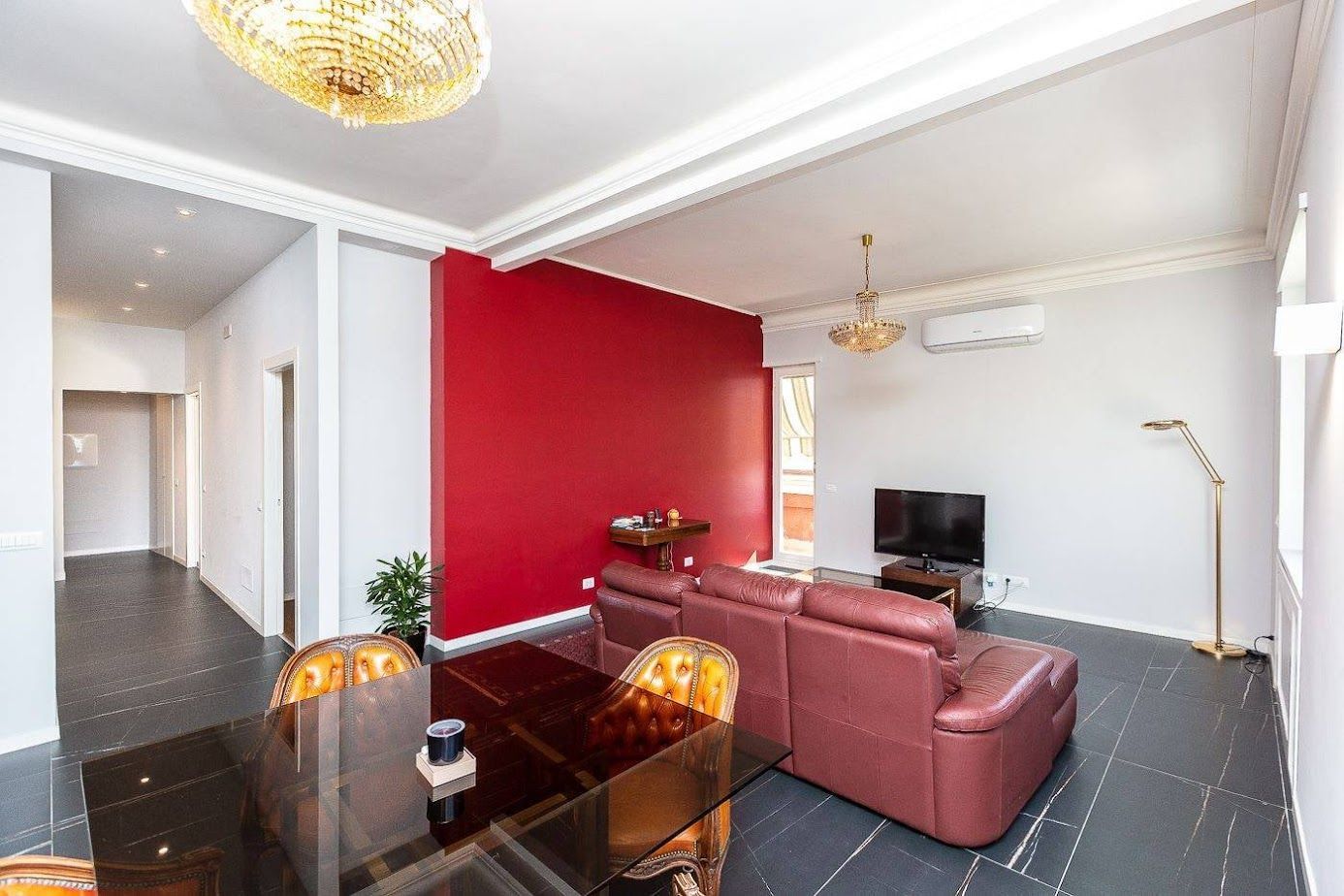 Ristrutturazione appartamento Roma Parioli – soggiorno con parete rosso pompeiano