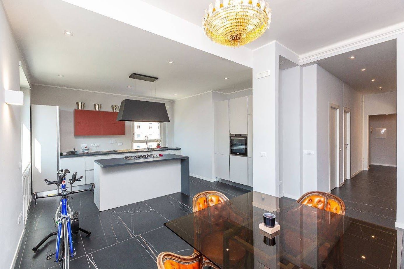 Dettaglio cucina moderna con isola centrale – ristrutturazione appartamento Roma