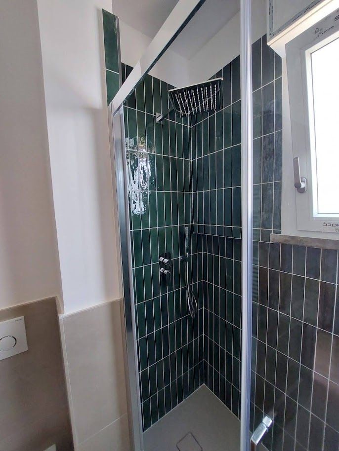 Rivestimenti bagno stile moderno ristrutturazione Roma