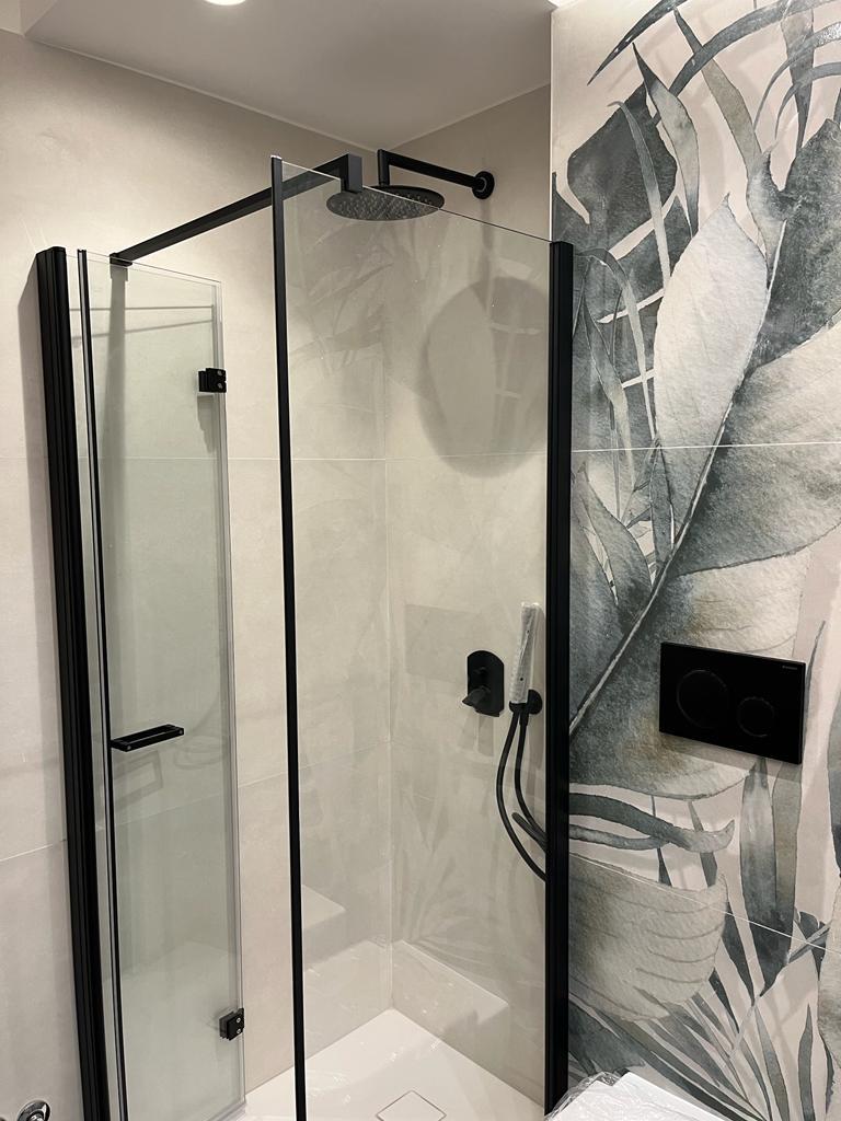 Bagno a Roma Eur con sanitari moderni e rubinetteria elegante