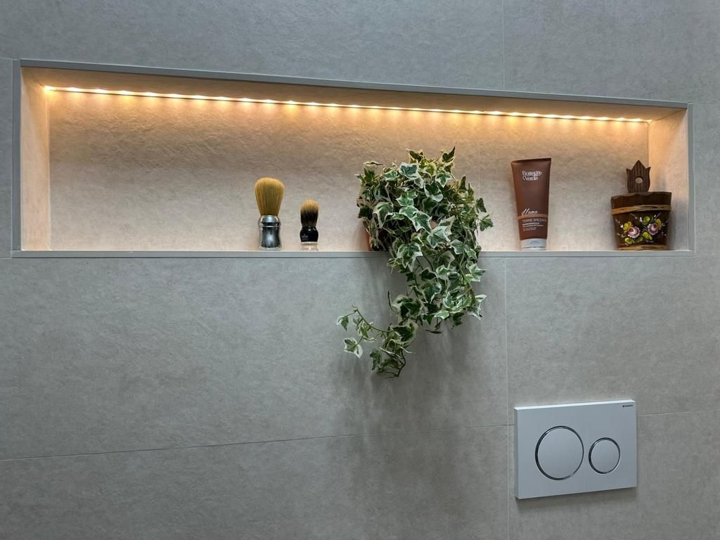 Nicchia in muratura con illuminazione a led nel bagno ristrutturato a Roma