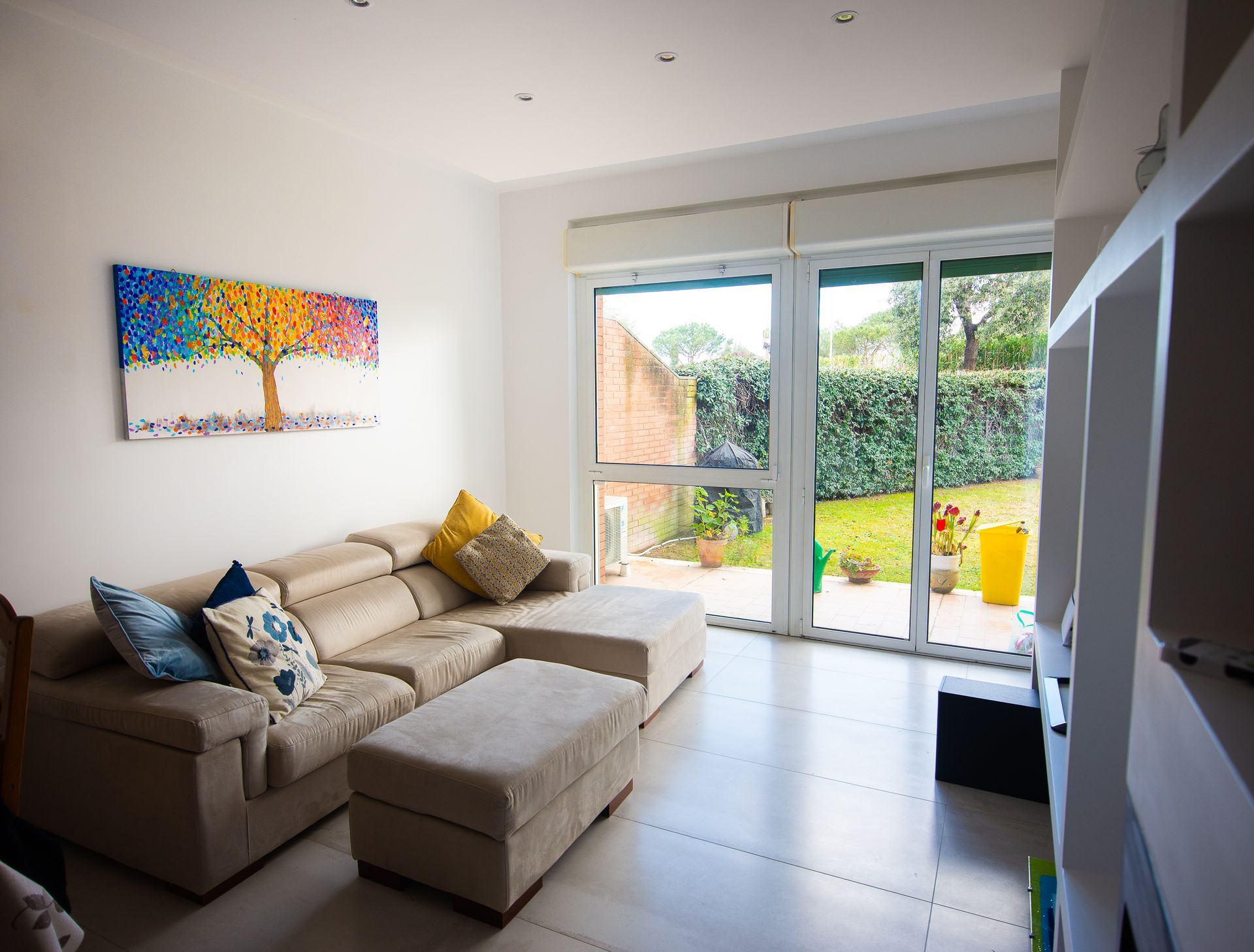 Libreria su misura integrata nel soggiorno, realizzata per ottimizzare lo spazio e aggiungere un tocco di eleganza.