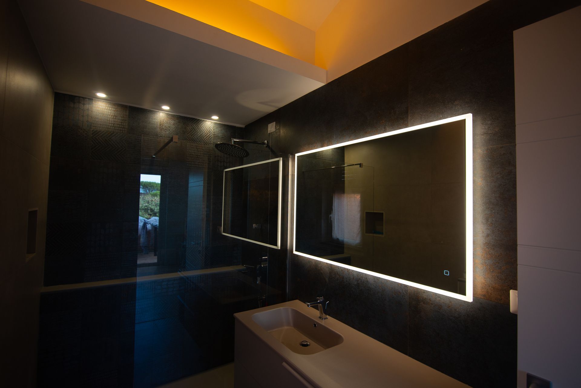 Bagno ristrutturato con piastrelle eleganti e sanitari di design, completato con rifiniture di alta qualità.